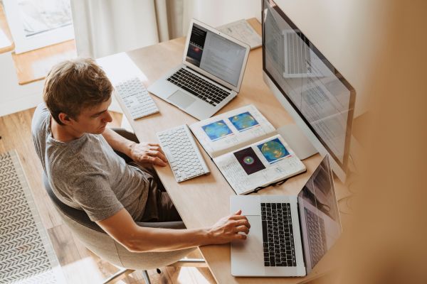 Transformation des Espaces de Travail : L'Essor du Télétravail et ses Effets sur le Marché Moderne
